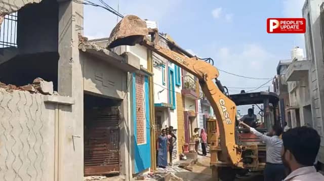 रावतपुरा फेस-2 में चला निगम का बुलडोजर, बिना नक्शे बने 40 मकानों पर कार्रवाई