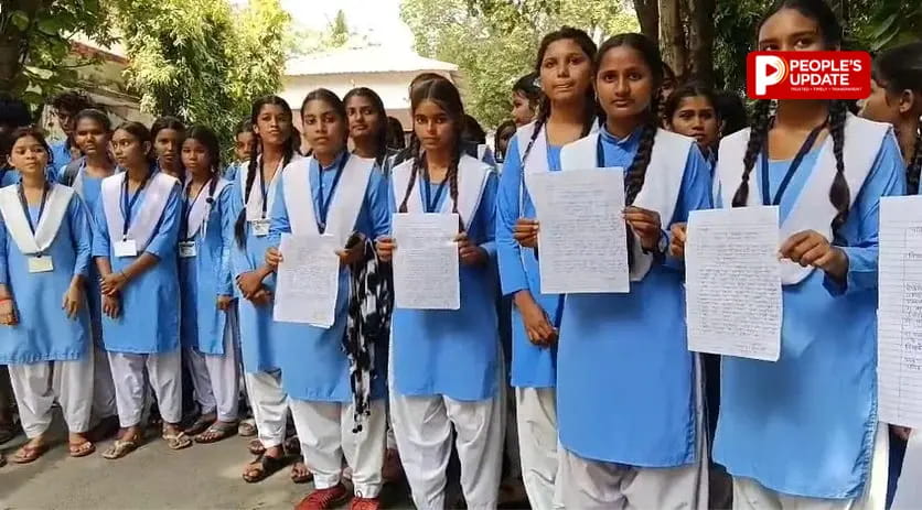 छात्रों ने शिक्षिका-प्राचार्य के खिलाफ खोला मोर्चा, अभद्र व्यवहार और प्रताड़ना के आरोप,कलेक्टर-डीईओ से शिकायत