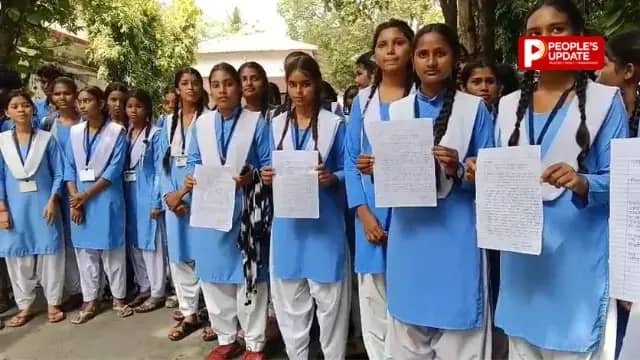 छात्रों ने शिक्षिका-प्राचार्य के खिलाफ खोला मोर्चा, अभद्र व्यवहार और प्रताड़ना के आरोप,कलेक्टर-डीईओ से शिकायत
