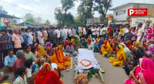 सूरजपुर में SF जवान की मौत के बाद परिजनों ने हत्या की जताई आशंका, सड़क पर शव रखकर प्रदर्शन