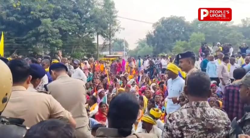 महासमुंद में आदिवासी समाज का बड़ा प्रदर्शन, पूर्व विधायक देवेंद्र बहादुर सिंह पर ₹1 करोड़ से अधिक के गबन का आरोप, कलेक्ट्रेट का घेराव