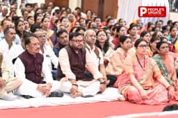 स्मृति ईरानी की मैराथन बैठकें,विधायकों-सांसदों से वन-टू-वन चर्चा, CM साय भी पहुंचे BJP कार्यालय