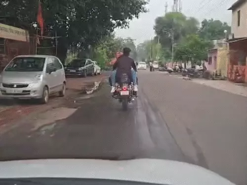 दुर्ग में चलती बाइक पर कपल का रोमांस, प्रेमी से लिपटकर बाइक की टंकी पर बैठी लड़की, वीडियो वायरल होने के बाद युवक गिरफ्तार
