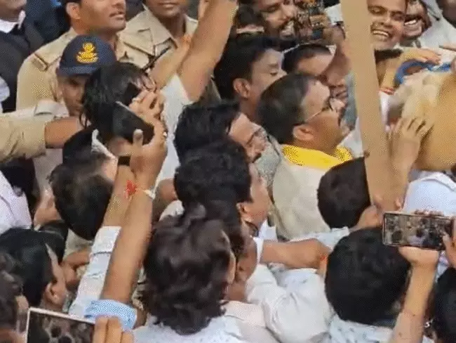 छिंदवाड़ा में कांग्रेस का किसान बचाओ आंदोलन, कलेक्टर नहीं मिले तो कुत्ते को सौंपा ज्ञापन, नेताओं ने सरकार पर बोला हमला