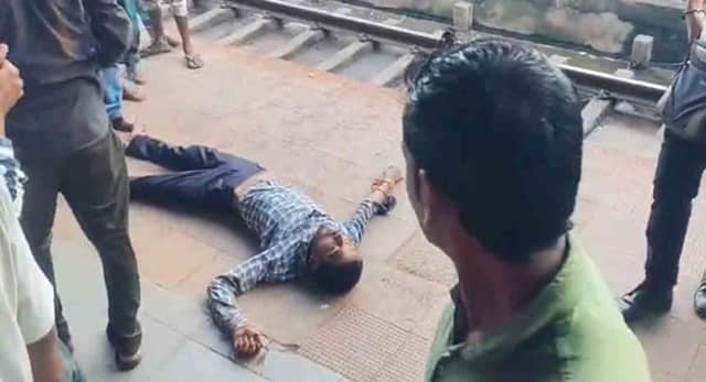 सतना स्टेशन पर बड़ा हादसा टला, ट्रेन के आगे कूदे युवक को बचाया, ट्रेन रोककर इंजन के नीचे से निकाला