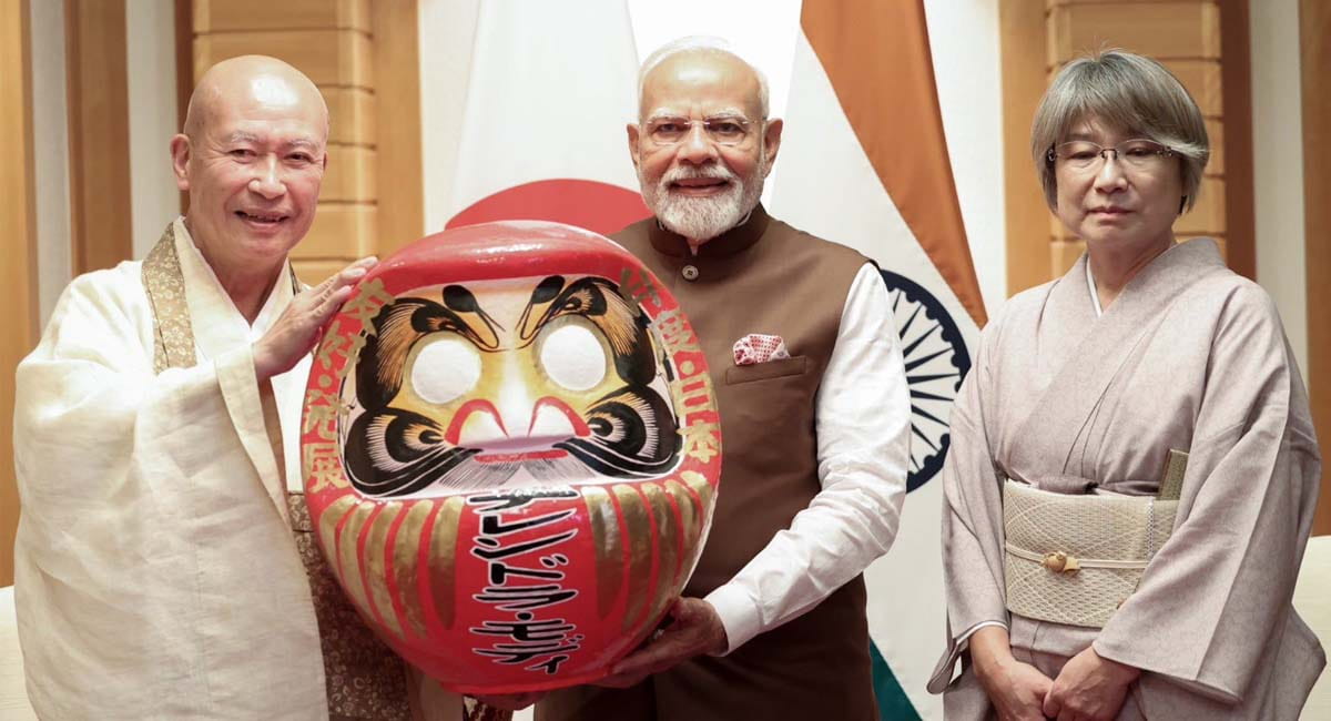 जापान में पीएम मोदी को भेंट की गई दारुमा डॉल, जानिए भारत से इसका पुराना नाता