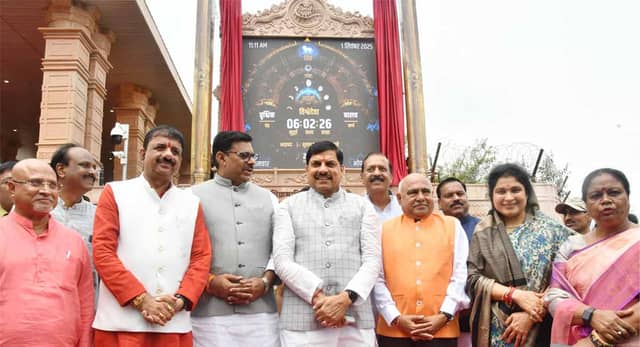 मुख्यमंत्री निवास में अनावरण हुई विक्रमादित्य वैदिक घड़ी, सीएम डॉ. मोहन यादव ने युवाओं से किया संवाद, बोले- सूर्योदय से होना चाहिए दिन की गणना