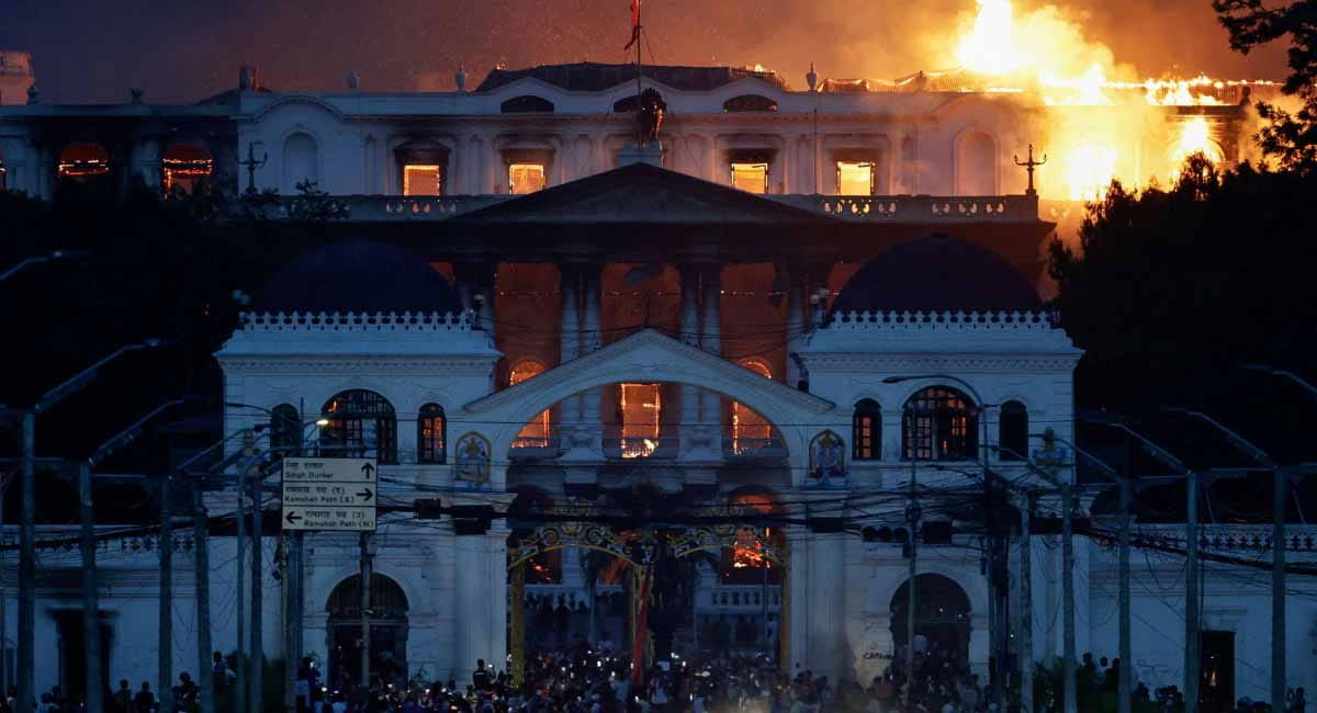 नेपाल में Gen-Z आंदोलन ने कर दिया तख्तापलट... ओली के इस्तीफे के बाद राष्ट्रपति की शांति अपील... रामचंद्र पौडेल ने पद नहीं छोड़ा, प्रदर्शनकारियों को बातचीत के लिए बुलाया