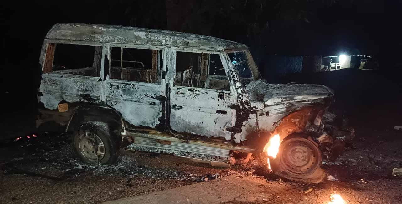 बस्तर में बोलेरो और कार की टक्कर, 2 युवक जिंदा जले, 3 रेफर; दोनों वाहन जलकर खाक