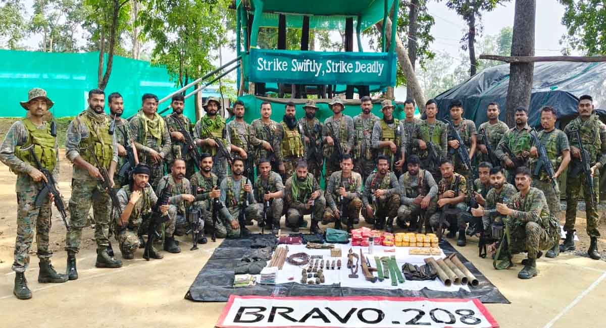 बीजापुर में माओवादियों के बड़े ठिकाने का खुलासा, भारी हथियार और गोला-बारूद बरामद, गड्ढों और पेड़ों की खोह में छिपा रखा था जखीरा