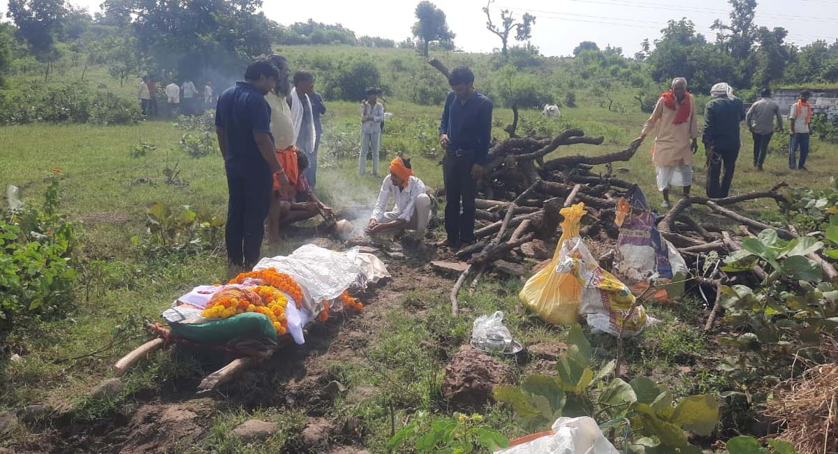 गुना के गढ़ा गांव में नहीं है मुक्तिधाम, ग्रामीणों को खुले में करना पड़ रहा अंतिम संस्कार