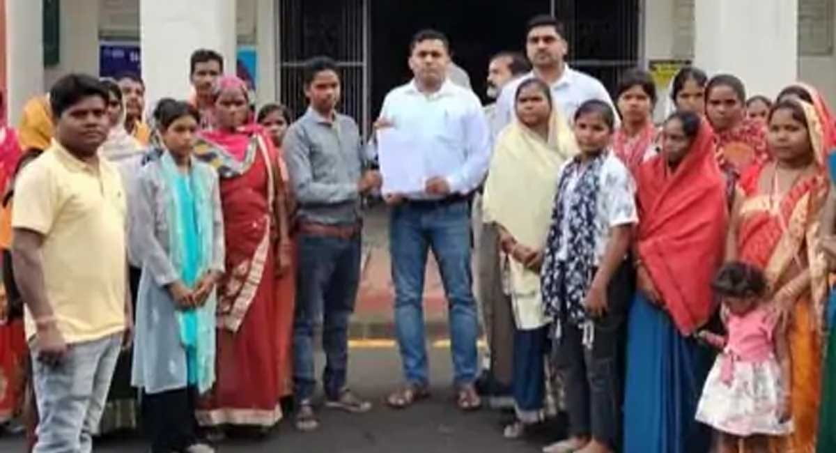 रायगढ़ में टीचर पर बच्चों से दुर्व्यवहार का आरोप, कलेक्टर से की गई शिकायत, शिक्षक को हटाने की मांग