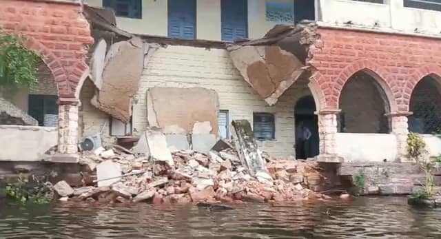 भोपाल के हमीदिया कॉलेज में हादसा... जर्जर भवन का हिस्सा तालाब में गिरा, मरम्मत के लिए कई बार लिखे थे पत्र