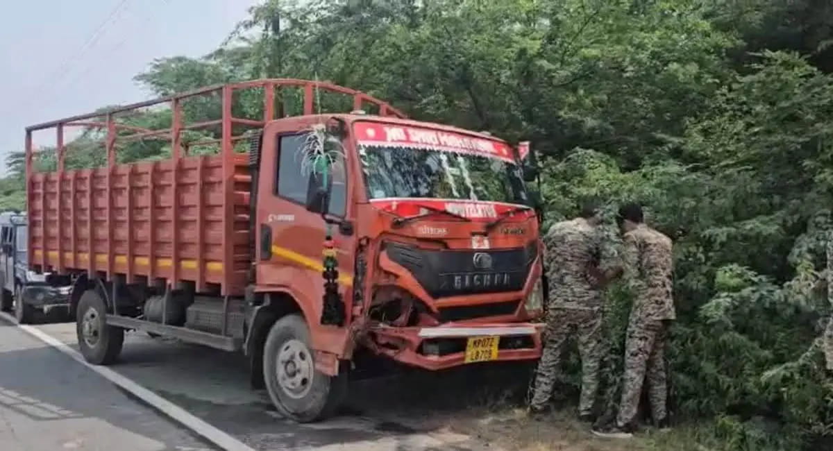 भिंड में NH-719 पर भीषण सड़क हादसा, तेज रफ्तार कैंटर ने दो बाइकों को मारी टक्कर, 5 की मौत; पूरा परिवार खत्म