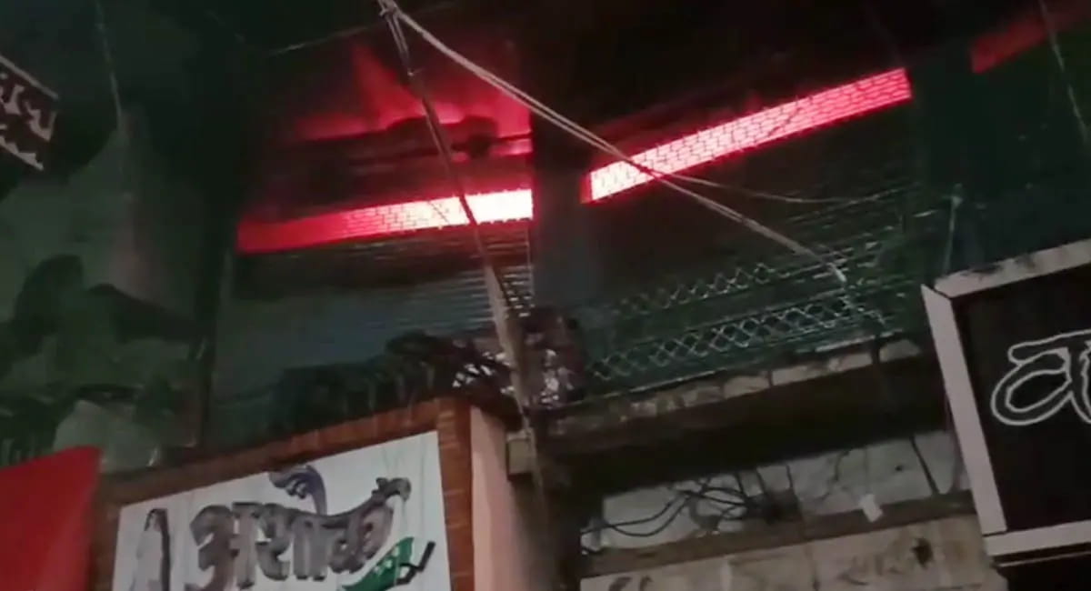 आगजनी की चपेट में आ सकती थी 100 से ज्यादा दुकानें, सतर्कता से टला करोड़ों का नुकसान