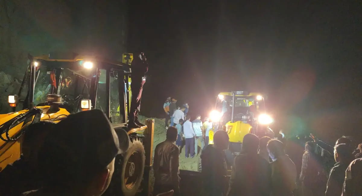 हिमाचल के बिलासपुर में दर्दनाक हादसा, बस पर गिरीं चट्टानें, 18 की मौत, कई अब भी मलबे में फंसे