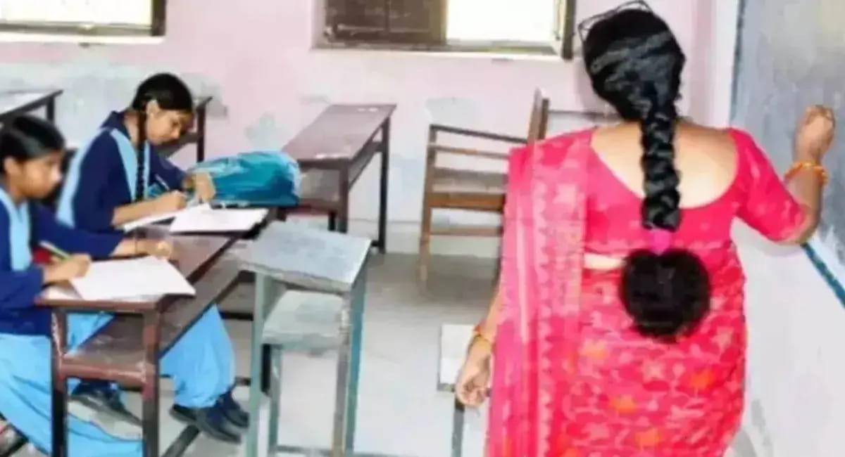 छत्तीसगढ़ में टीचर देती है गली और पीटती भी है... बच्चे स्कूल के बाहर बैठे, शिक्षिका को हटाने की मांग