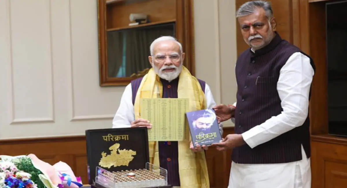 PM मोदी से मिले मंत्री प्रहलाद पटेल, सौंपा 108 नदियों के उद्गम का जल और आध्यात्मिक पुस्तक