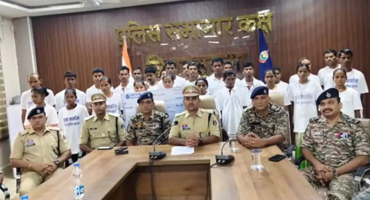 सुकमा में 27 माओवादियों का आत्मसमर्पण, 50 लाख के इनामी भी शामिल, पुलिस की पहल का असर