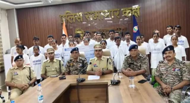 सुकमा में 27 माओवादियों का आत्मसमर्पण, 50 लाख के इनामी भी शामिल, पुलिस की पहल का असर