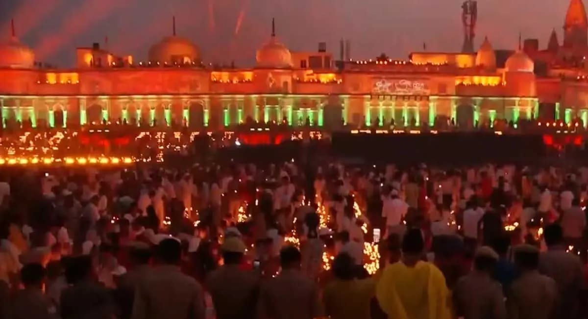 अयोध्या में अलौकिक वैभव की झलक, लेजर लाइट शो और दीयों से जगमग हुई रामनगरी, गूंजा श्रीराम का जयघोष