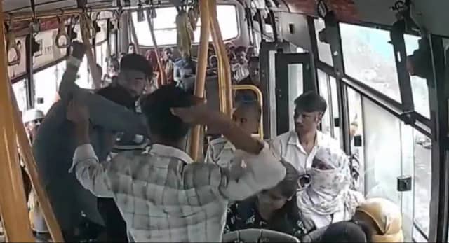 यात्री ने दो साथियों के साथ कंडक्टर को पीटा, CCTV में कैद हुई घटना