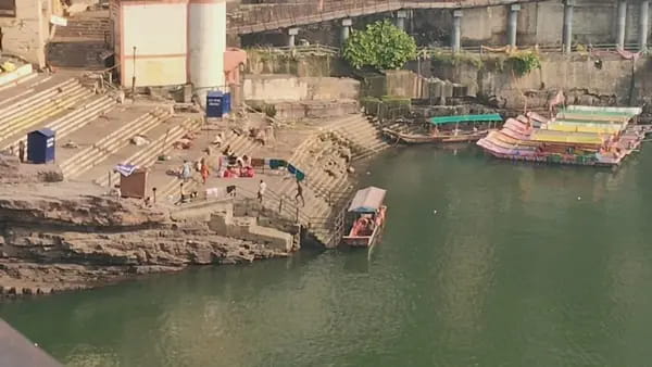 साधु-संतों और स्थानीय लोगों के विरोध के बाद लिया फैसला, 2 दिन से बंद है तीर्थ नगरी