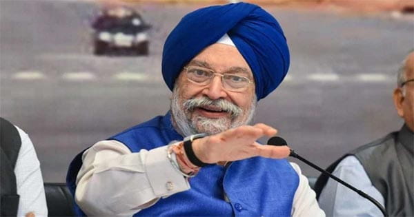 पेट्रोलियम मंत्री का इशारा, कच्चे तेल की कीमत 65 डॉलर बनी रही तो सस्ता हो सकता है पेट्रोल-डीजल