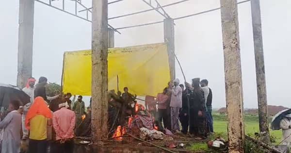 गुना में इंसानियत और सिस्टम दोनों हारे! सतनपुर में सर्पदंश के शिकार को नहीं मिली सम्मानजनक विदाई, मुक्तिधाम में तिरपाल तानकर किया अंतिम संस्कार