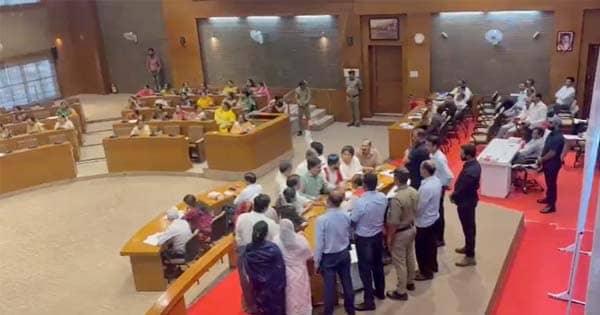 भोपाल नगर निगम की बैठक में हमीदिया अस्पताल, कॉलेज और स्कूल का नाम बदलने का प्रस्ताव पारित, पाकिस्तान मुर्दाबाद के नारे लगे, नवाब को बताया गद्दार