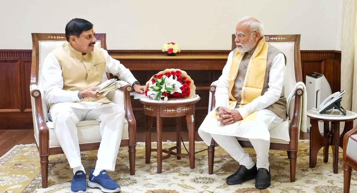 PM मोदी से मिले सीएम डॉ. मोहन यादव, दुबई-स्पेन निवेश यात्रा की दी जानकारी, 'विरासत से विकास की राह' पुस्तिका की भेंट