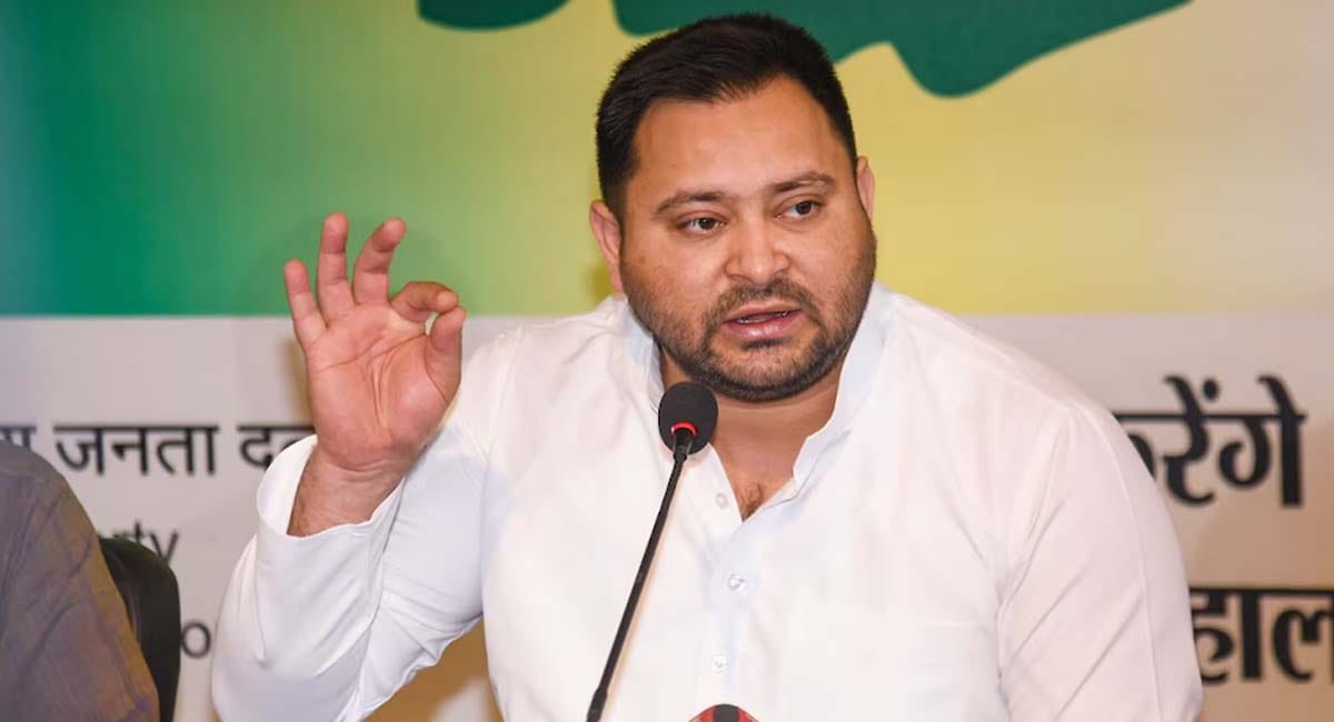 चुनावी माहौल में गरमाई सियासत : तेजस्वी यादव को चुनाव आयोग का नोटिस, दो वोटर आईडी रखने के मामले में जवाब तलब