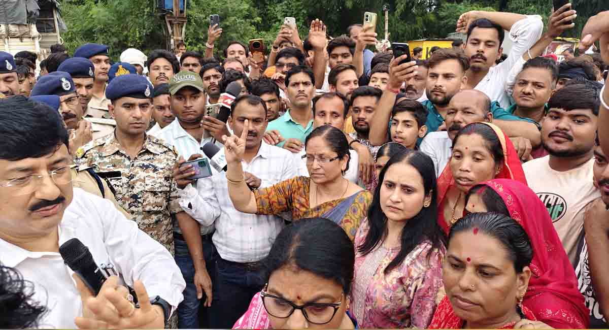 गुना : बाढ़ प्रभावित इलाकों में नहीं पहुंचे सीएम और सिंधिया, नाराज लोगों ने किया चक्काजाम, फूंका पुतला