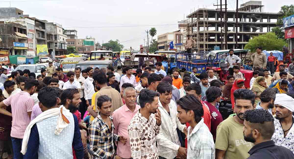 Guna News : सीएम और सिंधिया के दौरे से पहले परिजनों ने किया चक्काजाम, बाढ़ में बहे युवक का अब तक नहीं मिला सुराग