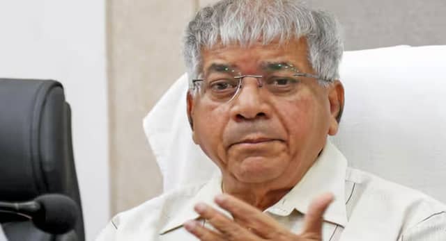 मराठा आरक्षण पर सियासत तेज, प्रकाश आंबेडकर ने ओबीसी से आंदोलन जारी रखने की अपील