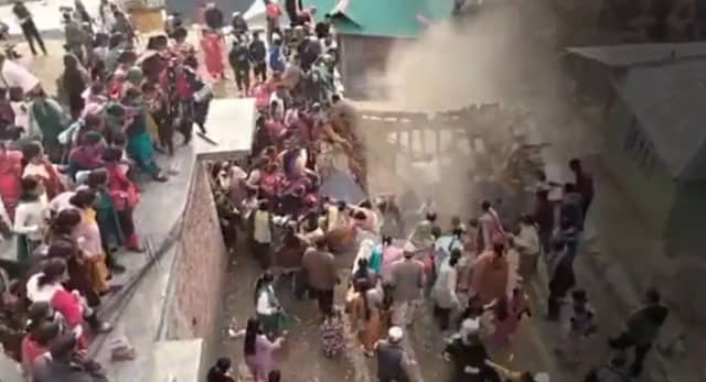 अचानक भरभराकर गिरी छत, 20 से ज्यादा घायल; सामने आया VIDEO