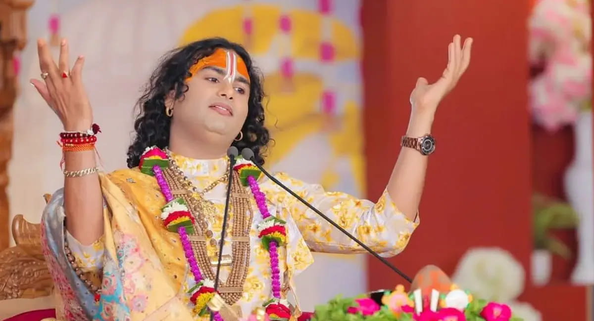 विवादित टिप्पणी देकर फंसे अनिरुद्धाचार्य, केस दर्ज