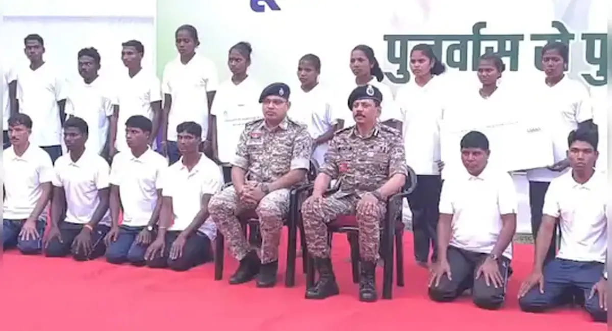 बीजापुर में एक साथ 34 नक्सलियों ने किया सरेंडर, 84 लाख का था इनाम
