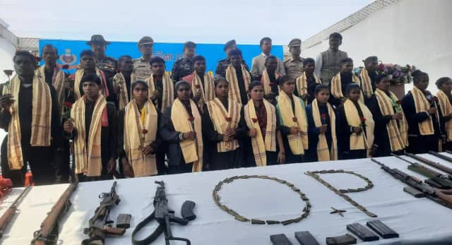 ओडिशा में 22 माओवादियों ने किया आत्मसमर्पण, 5.5 से 27.5 लाख के इनामी नक्सलियों ने डाले हथियार