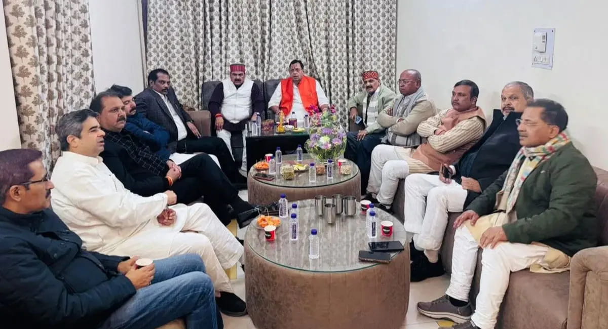 लखनऊ में BJP के ब्राह्मण विधायकों का सहभोज, यूपी का सियासी तापमान बढ़ा
