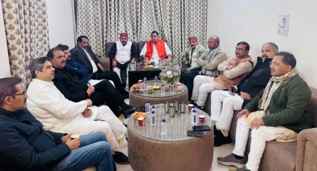 लखनऊ में BJP के ब्राह्मण विधायकों का सहभोज, यूपी का सियासी तापमान बढ़ा