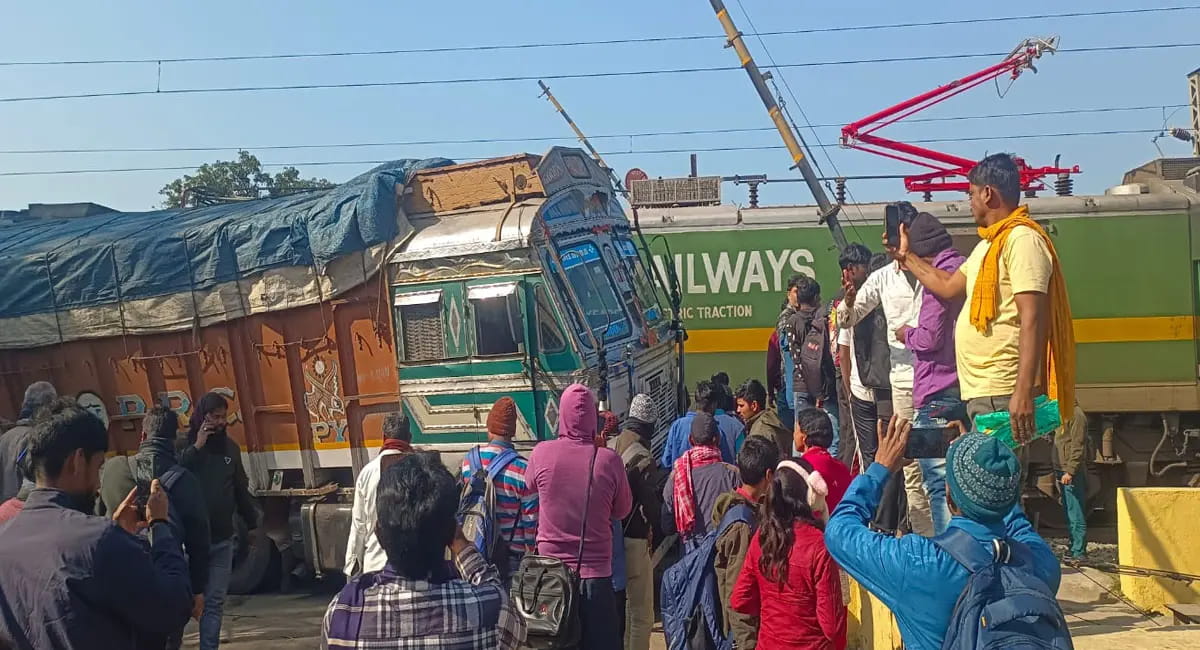 ट्रेन ने ट्रक को मारी टक्कर, ट्रैक पर अफरा-तफरी; VIDEO VIRAL
