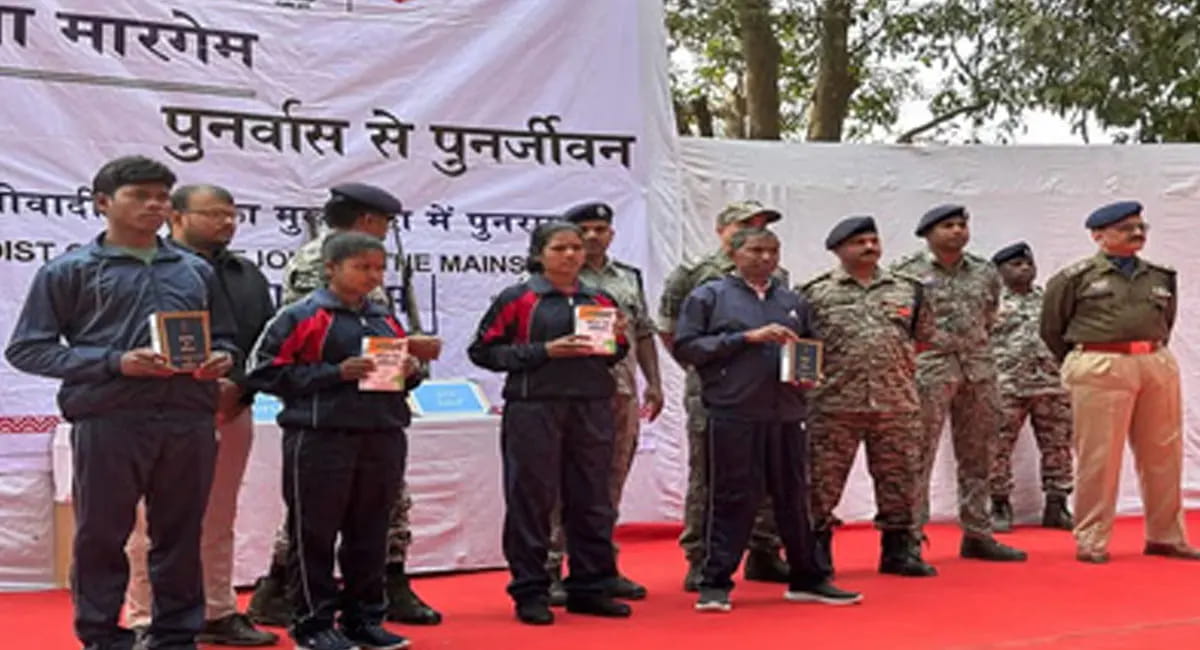 8 लाख रुपए का था इनाम, हथियार और गोला-बारूद सौंपे