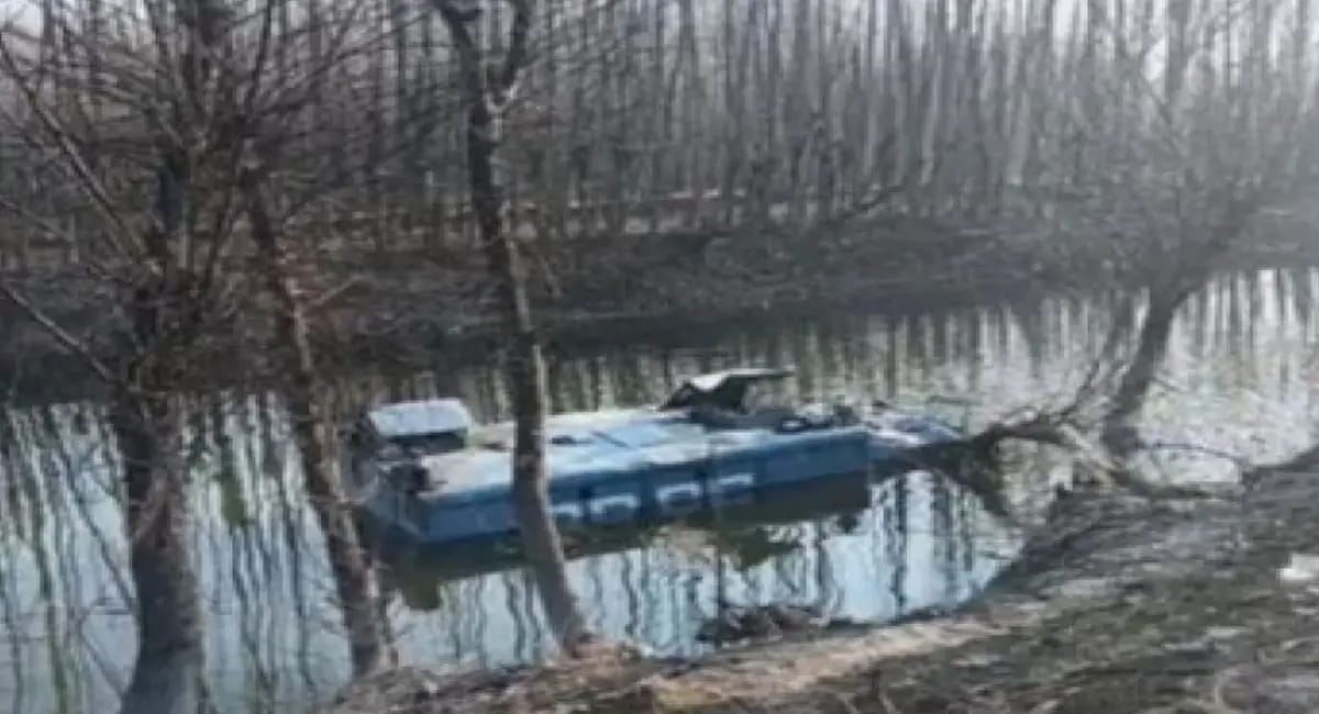 CRPF का बुलेटप्रूफ वाहन नहर में गिरा, 7 जवान घायल; राहत कार्य जारी