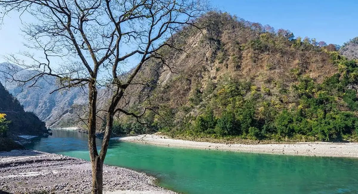 45 किमी दूर, पहाड़ों और नदी के बीच छिपा है आपका Perfect Getaway
