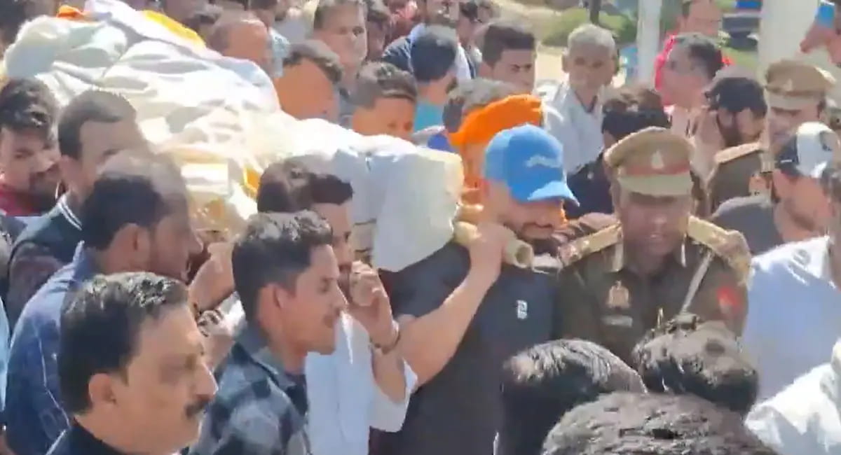रिंकू सिंह ने नम आंखों से दी पिता को अंतिम विदाई, अर्थी को दिया कंधा; बड़े भाई ने दी मुखाग्नि