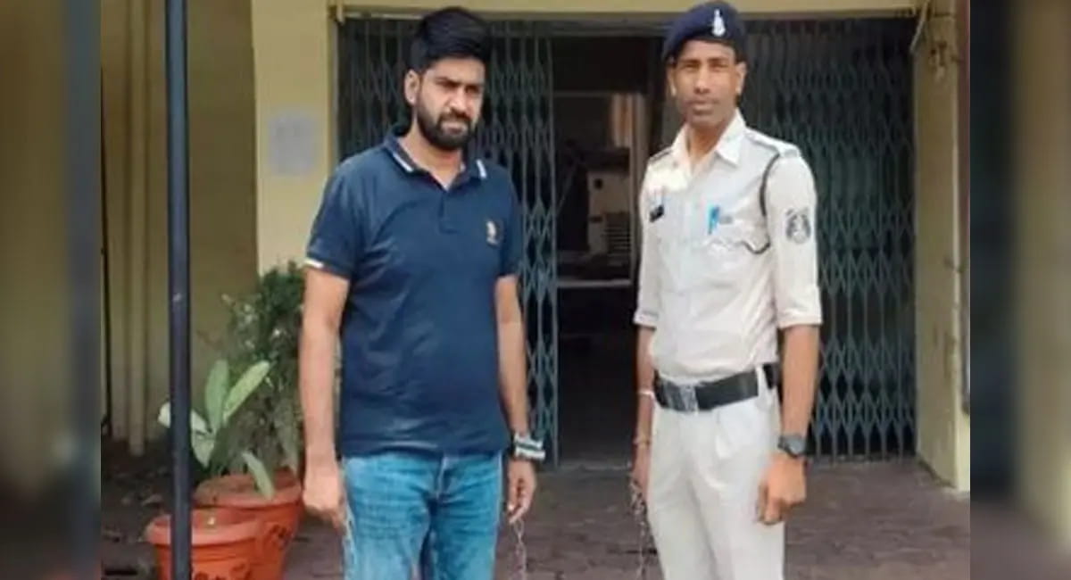 सरकारी अफसर की पत्नी से दुष्कर्म, कारोबारी गिरफ्तार