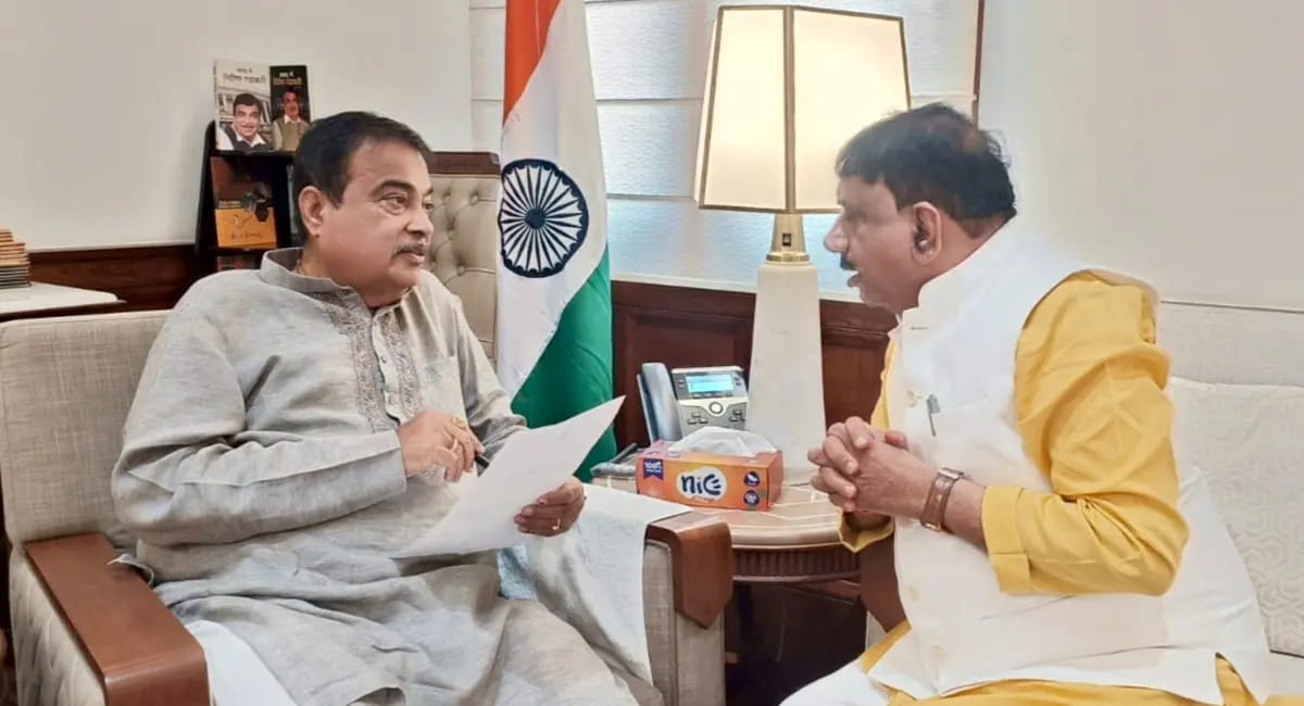 केंद्रीय मंत्री नितिन गडकरी से मिले भोपाल सांसद आलोक शर्मा, सड़क विकास पर चर्चा