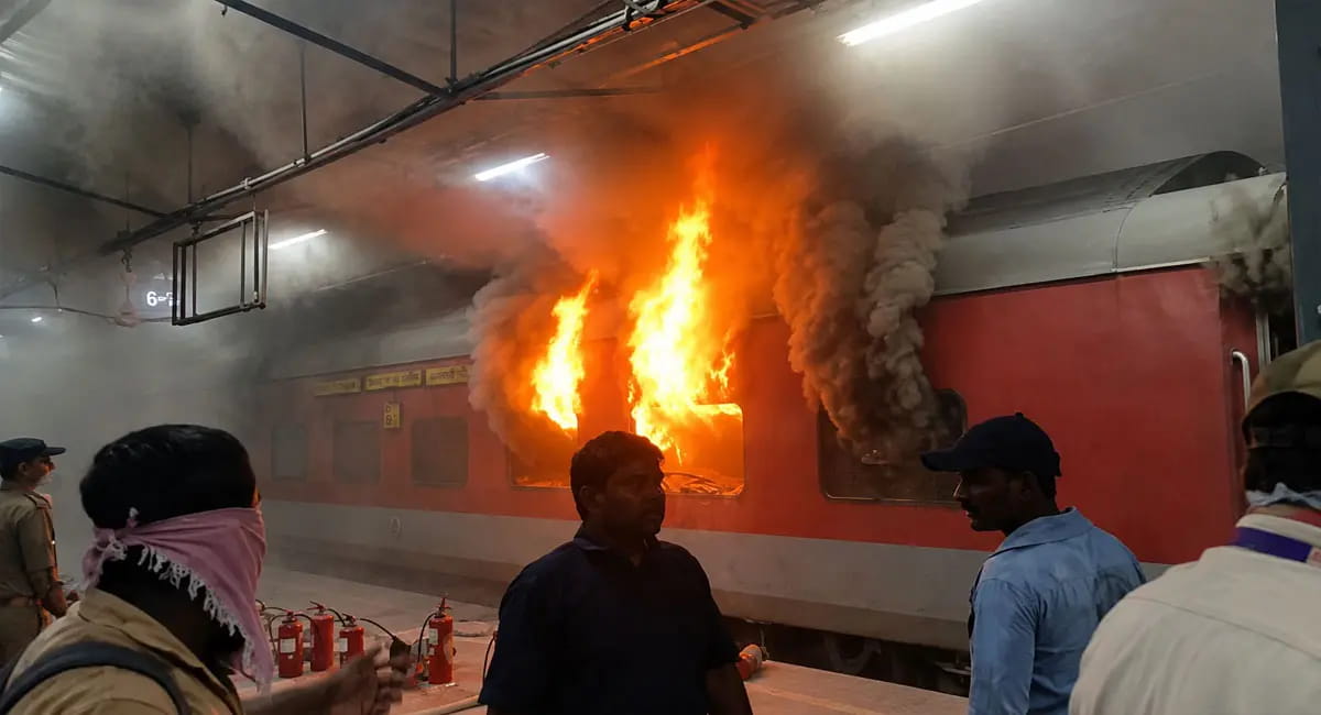 दो AC कोच जले, स्टेशन पर मची अफरा-तफरी