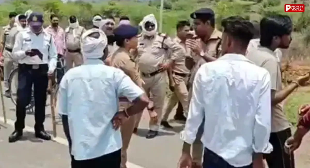 ट्रैक्टर-ट्रॉली की टक्कर से बाइक सवार की मौत, परिजनों ने हाईवे पर शव रखकर लगाया जाम